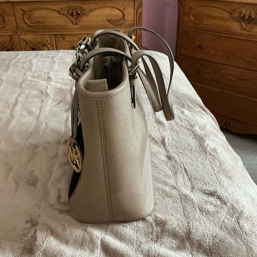 Michael Kors Jet Set Travel Saffiano Leather Tote - Picture 4 of 12